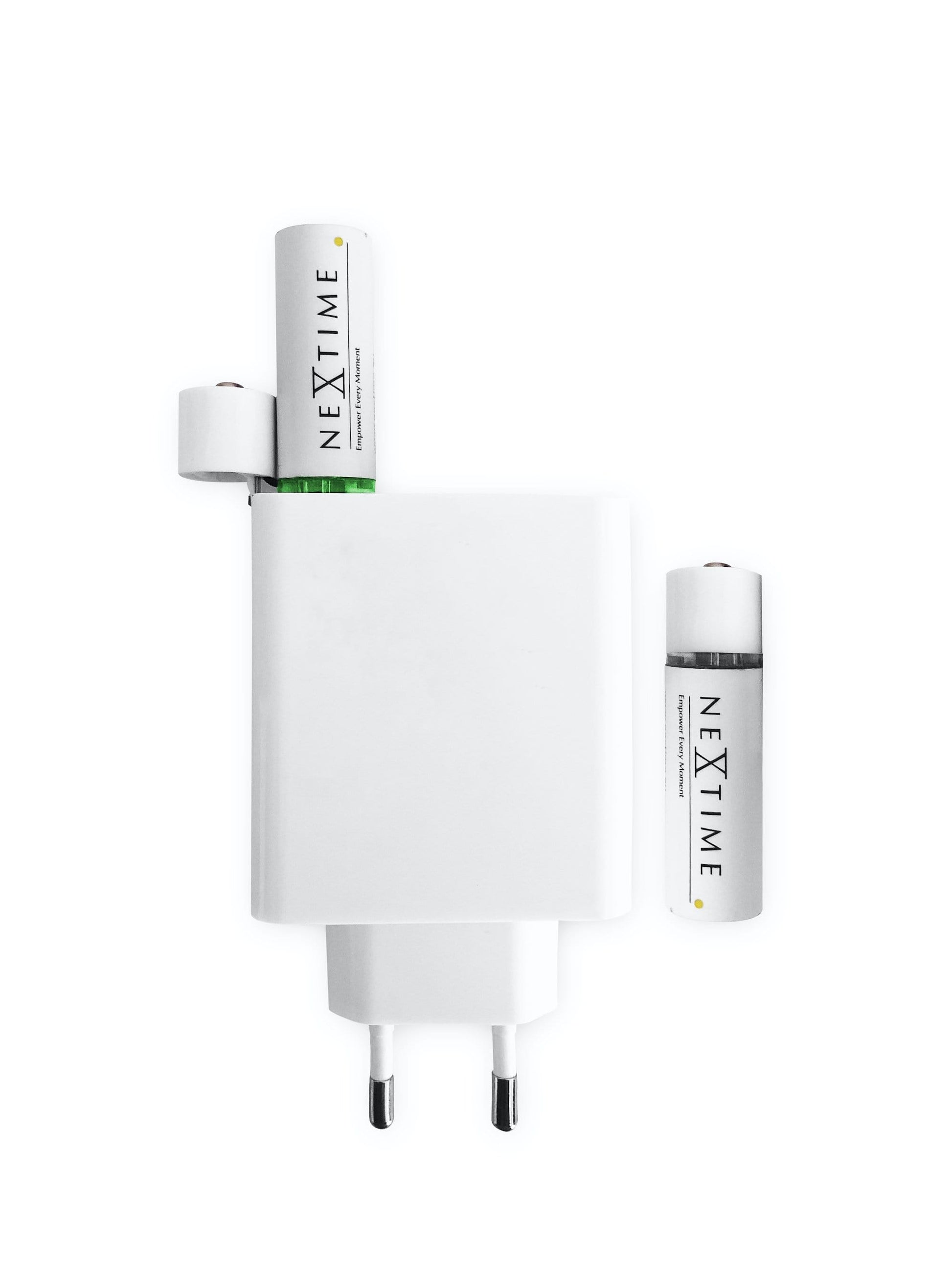 NexTime USB-oplader in witte cilindervorm, met zichtbare USB-A-poort en zilveren details. Geschikt voor draadloze oplading van mobiele apparaten en elektronica.