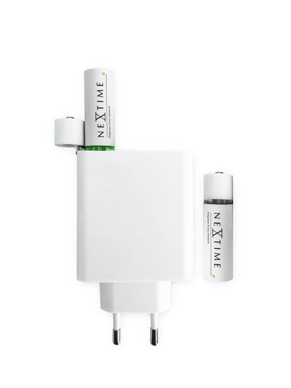 NexTime USB-oplader in witte cilindervorm, met zichtbare USB-A-poort en zilveren details. Geschikt voor draadloze oplading van mobiele apparaten en elektronica.