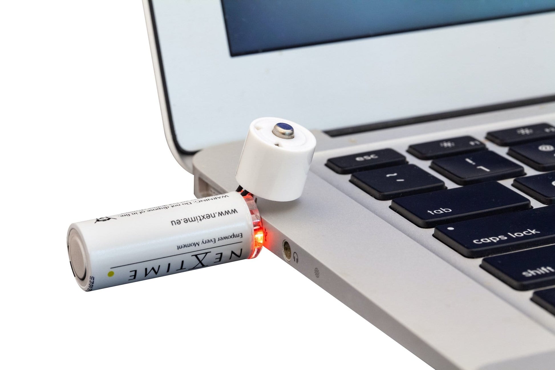 NexTime USB-oplader in witte cilindervorm, met zichtbare USB-A-poort en metalen dop. Geschikt voor draadloze oplading van slimme apparaten en mobiele gadgets.