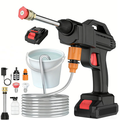 Een zwarte, draadloze waterstraler met 24V lithiumbatterijen, zichtbare slang, emmer en diverse accessoires voor efficiënte carwash of tuinreiniging. 
