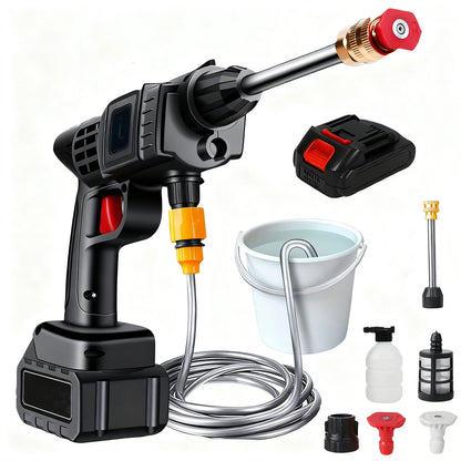 Een zwarte, draadloze waterstraler met 24V lithiumbatterijen, zichtbare slang, emmer en diverse accessoires voor efficiënte carwash of tuinreiniging. 