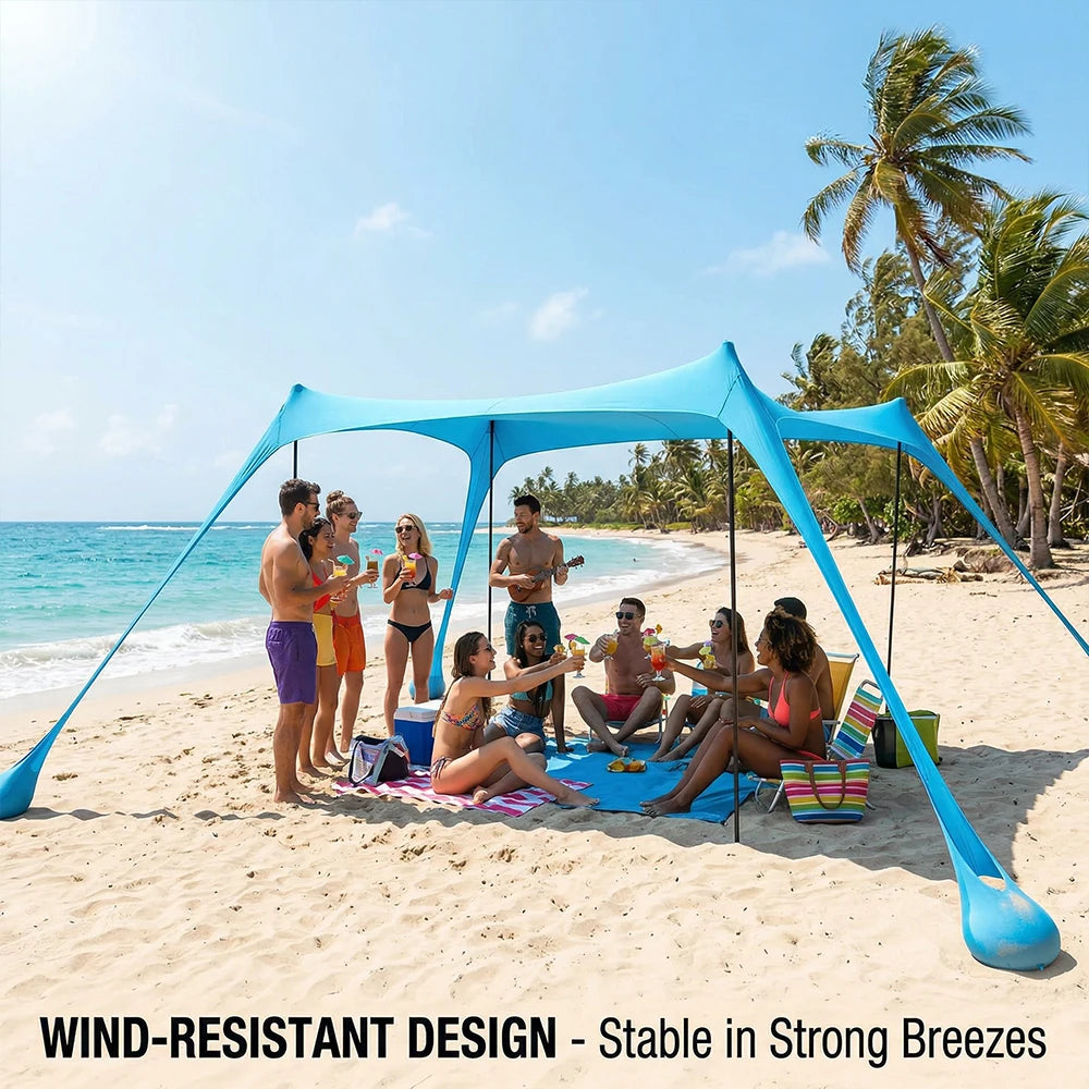 Blauwe zonneschaduw tent op het strand, met vier personen die genieten van de zon. Kleurrijke strandmat en accessoires versterken de zomervakantie sfe