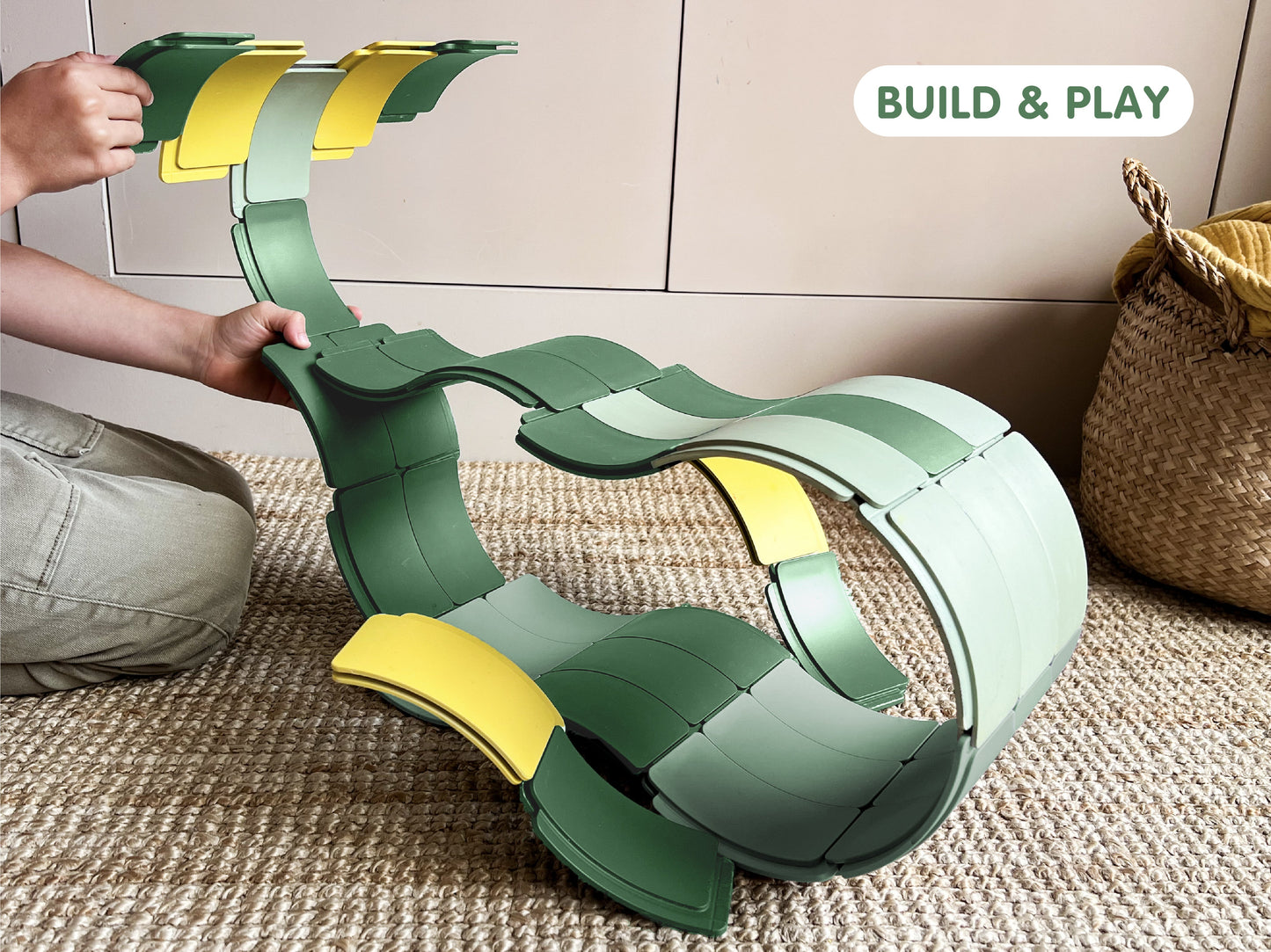 De WaytoPlay Arches bouwset met 54 gekleurde, gebogen houten stukken in groen, lichtgroen en geel, geschikt voor creatieve architectuur en speelplekken voor kinderen van 3 tot 6 jaar.