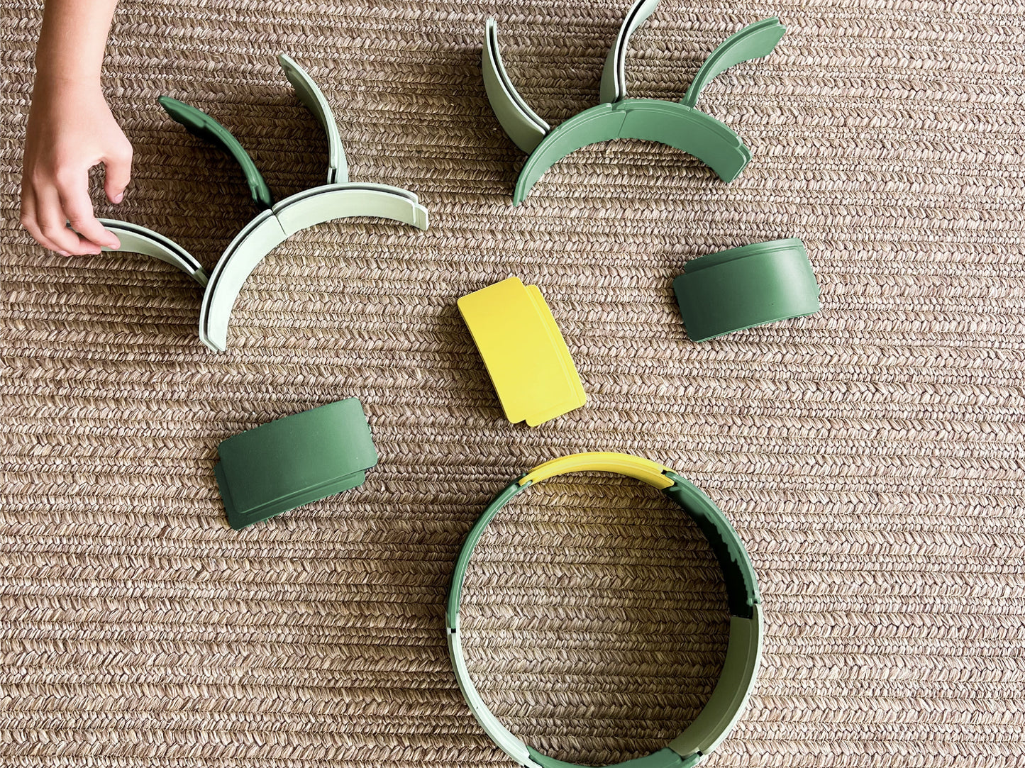 De WaytoPlay Arches bouwset met 54 gekleurde, gebogen houten stukken in groen, wit en geel, geschikt voor creatief spelen en architectuur. Gewonnen Toy Award 2026 voor kinderen van 3 tot 6 jaar.