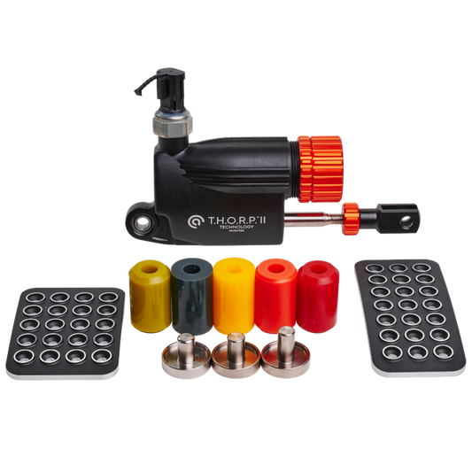 ThorP II technologie waterpistool met rood en zwart design, inclusief kleurrijke doppen en metalen accessoires voor professioneel gebruik. Geschikt voor hardnekkige vuilverwijdering en carrosserieverzorging.