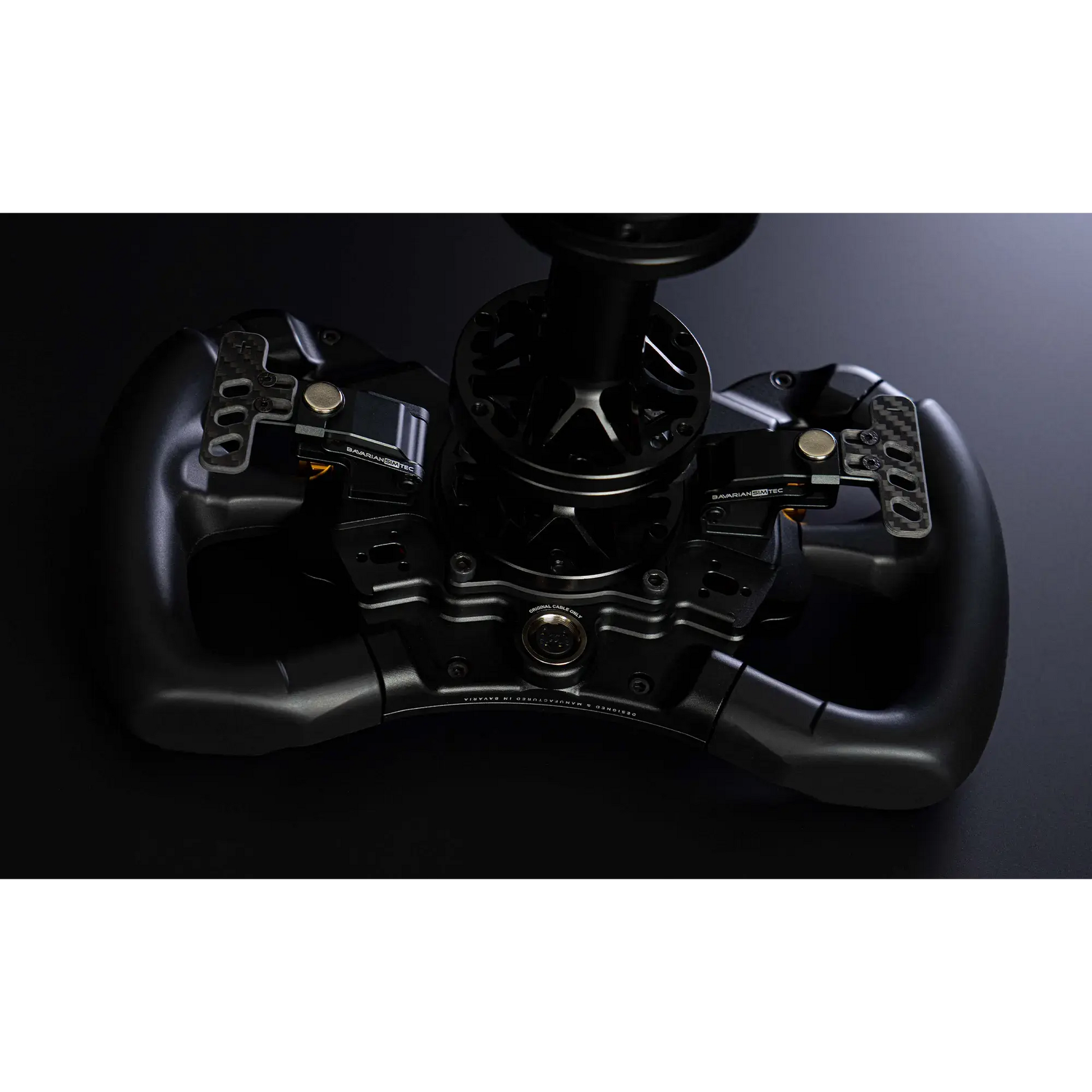 Zwart racestuur met kleurrijke LED-knoppen en goudkleurige schuifregelaars, speciaal ontworpen voor race- en simulatiespellen. Geavanceerd stuur met multifunctionele knoppen voor optimale prestaties in virtuele raceomgevingen.