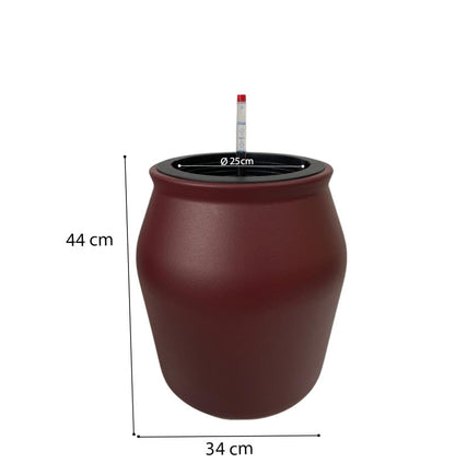 Rode, textuurrijke kunststof pot met zwarte rand en waterstandmeter, geschikt voor binnen- en buitenruimte. Ideaal voor tuinplanten of decoratieve doeleinden.