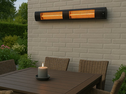 Zwart, langwerpige infraroodverwarming met glanzende metalen elementen en zichtbare bedieningsknoppen. Geschikt voor gebruik in terrassen en buitenruimtes om koude dagen op te vangen.