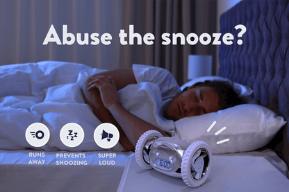 Zilverkleurige robotwekker met witte banden en digitale klok die 7:17 toont, geschikt voor kinderen. Compacte, glanzende ontwerp met knoppen en speelbare functies voor jonge gebruikers.