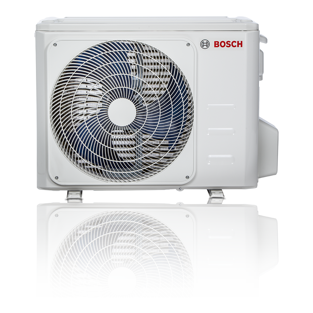Bosch buitenunit met witte behuizing en zichtbare ventilator, geschikt voor klimaatcontrole. Zichtbare merknaam en metalen aansluitingen voor installatie.