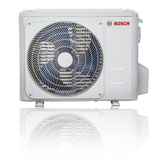 Bosch buitenunit met witte behuizing en zichtbare ventilator, geschikt voor klimaatcontrole. Zichtbare merknaam en metalen aansluitingen voor installatie.