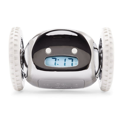 Zilverkleurige robotwekker met witte banden en digitale klok die 7:17 toont, geschikt voor kinderen. Compacte, glanzende ontwerp met knoppen en speelbare functies voor jonge gebruikers.