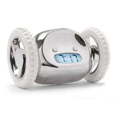 Zilverkleurige robotwekker met witte banden en digitale klok die 7:17 toont, geschikt voor kinderen. Compacte, glanzende ontwerp met knoppen en scherm voor speelgoedwekker.