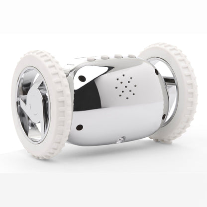 Zilverkleurige robotwekker met witte banden en digitale klok die 7:17 toont, geschikt voor kinderen. Modern ontwerp met knoppen en glanzend oppervlak voor speelgoedkamer of slaapkamer.