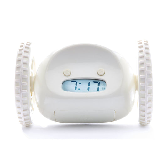 Een witte, ronde wekker met digitale klok die 7:17 toont, voorzien van twee grote, tandwielen. Ideaal voor kinderen of als speelgoedklok in een kinderkamer.