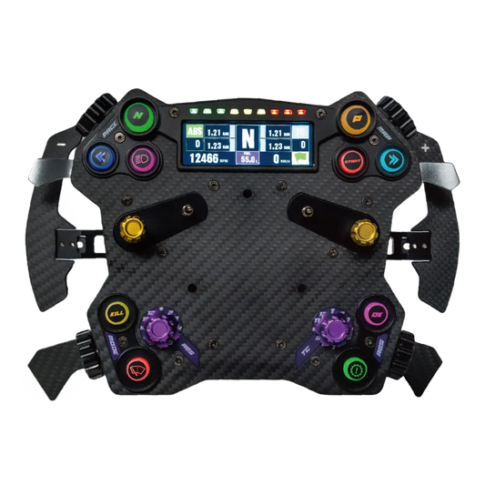 Een zwart racestuur met carbonvezeltextuur, kleurrijke knoppen en een digitale display, speciaal ontworpen voor racegame-controllers en simulaties.