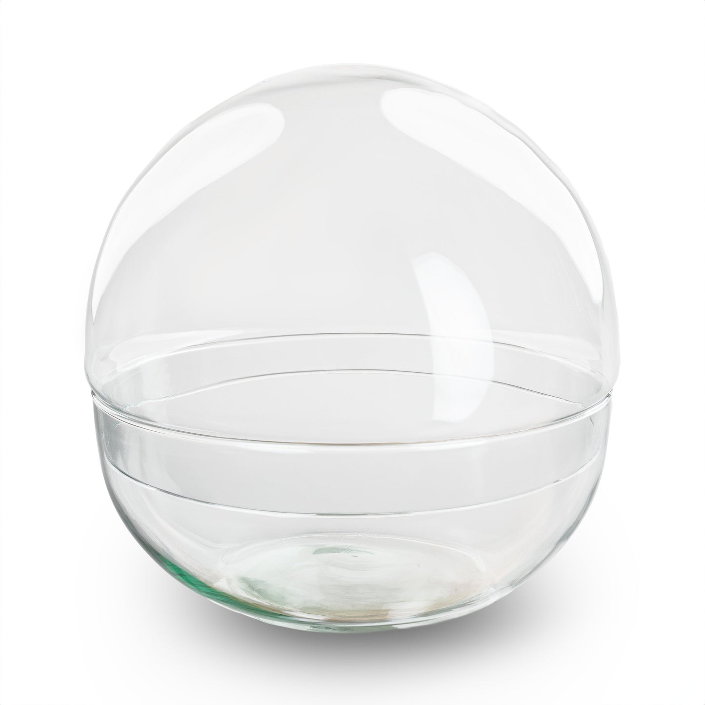 Grote, heldere glazen bol met afsluitende dop, geplaatst op een houten tafel. Ideaal voor decoratieve doeleinden of als plantenbak in woonruimtes.