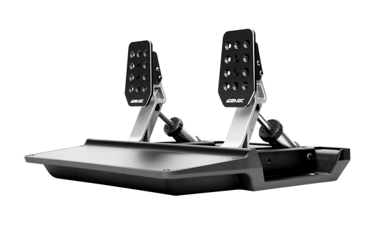 Zwarte Simagic racepedalen met zichtbare metalen constructie en gatpatroon, geschikt voor racegame-simulaties. Gebruik voor realistische stuur- en remgevoel in virtuele racen.