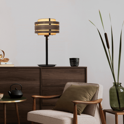 Een moderne wandlamp met donker houten ringen en een crèmekleurige stoffen kap, ideaal voor een Scandinavische of minimalistische woonstijl. Geschikt voor slaapkamers of eetkamers met een natuurlijke, warme uitstraling.