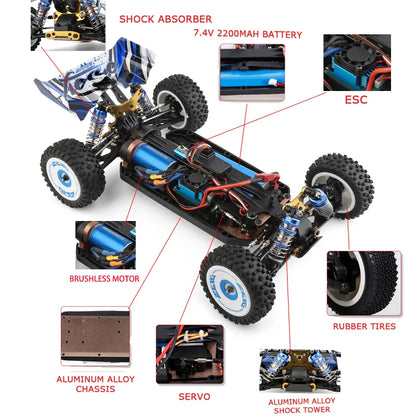 Een WLtoys 1:12 schaalmodel 4WD RC-raceauto met blauw-wit camouflage, zichtbare schokdempers en rubberen banden, geschikt voor speelplein of binnenrui