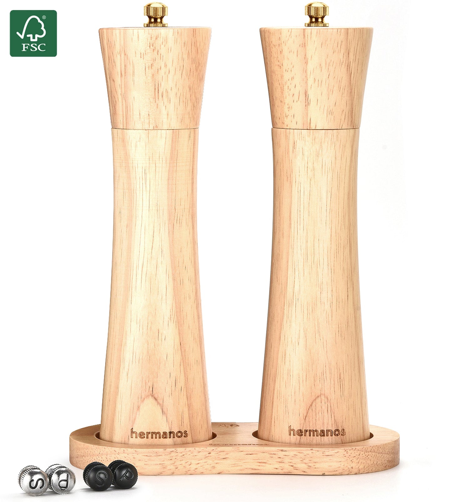 Houten pepermolen en zoutmolen van Hermanos, met goudkleurige doppen en FSC-keurmerk, geplaatst op een houten standaard met vervangbare doppen voor keukengereedschap.