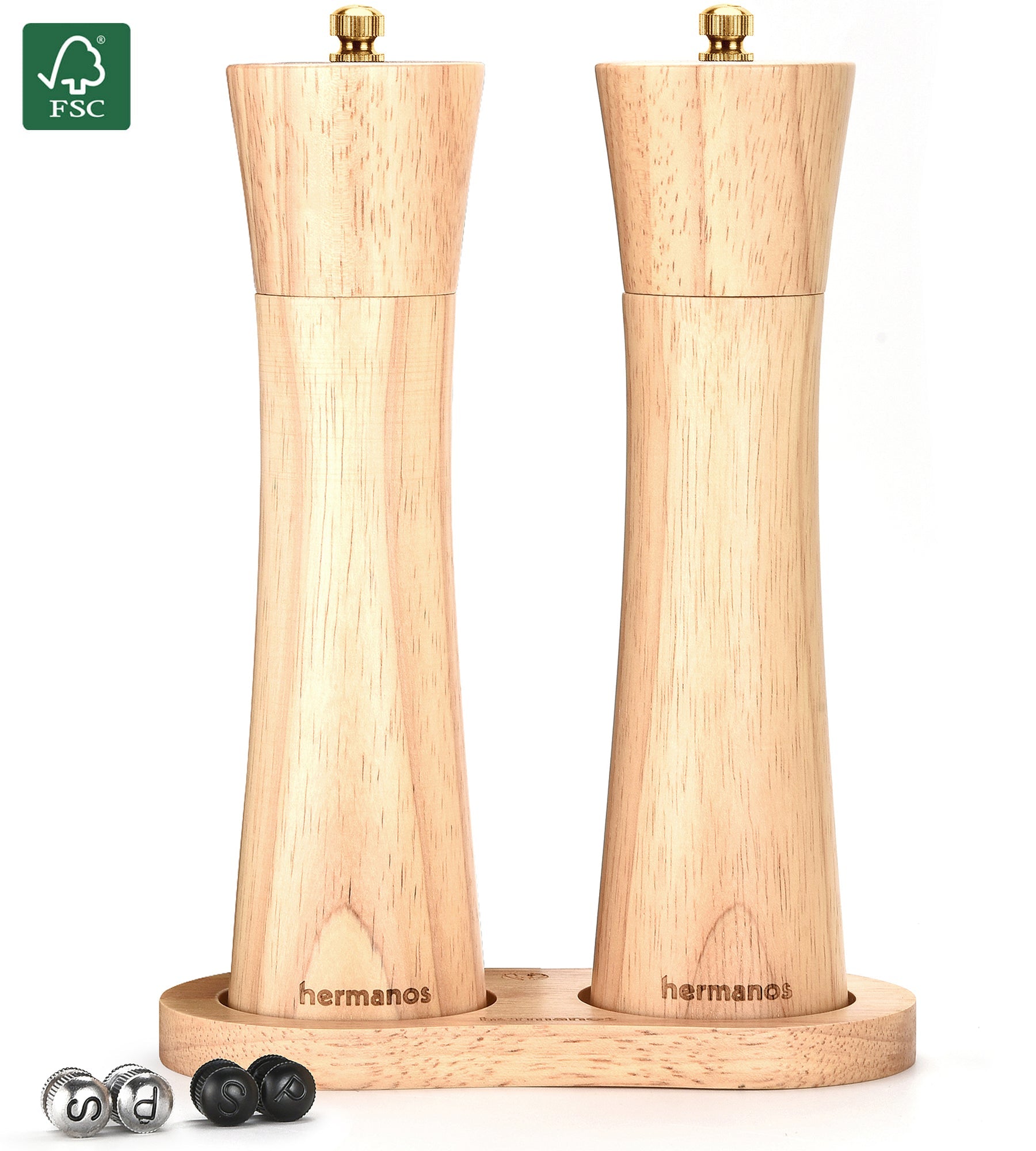 Houten pepermolen en zoutmolen van Hermanos, met goudkleurige doppen en FSC-keurmerk, geplaatst op een houten standaard met vervangbare doppen voor keukengereedschap.