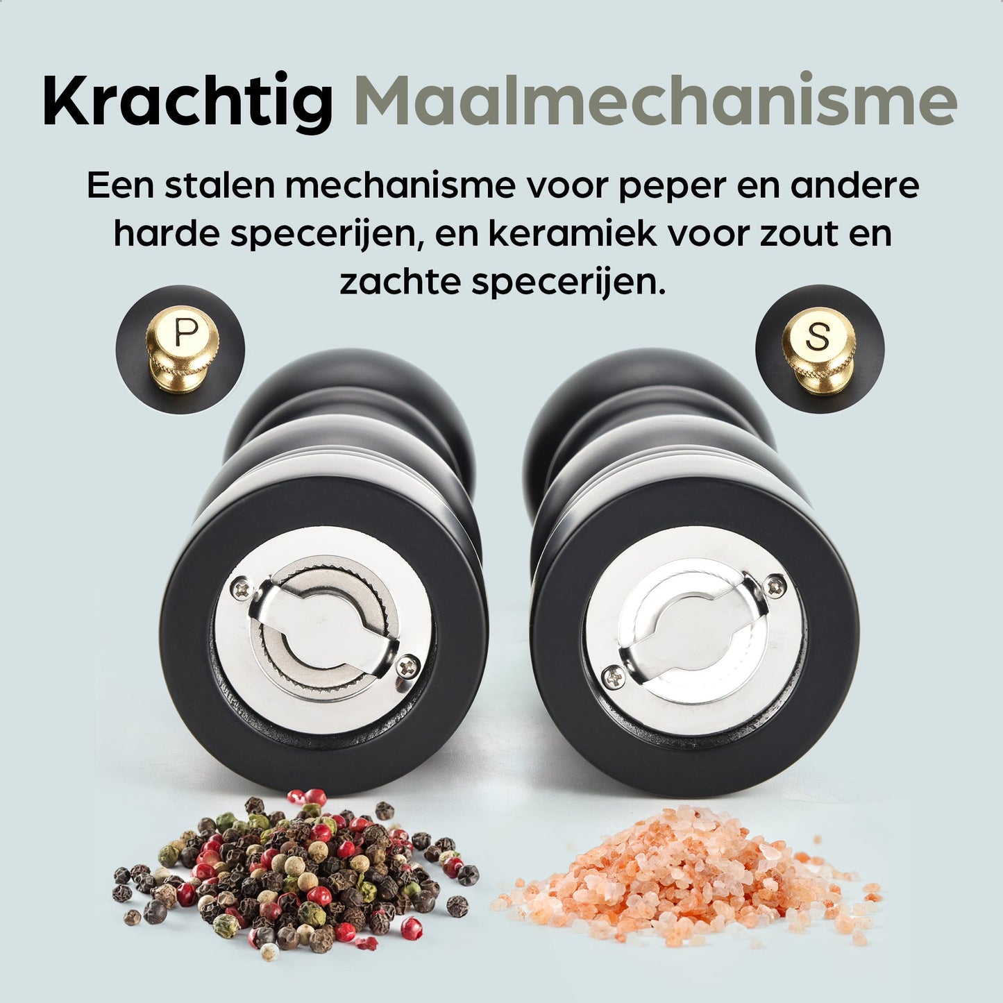 Zwarte houten pepermolen en zoutmolen met goudkleurige doppen, geplaatst op een zwarte standaard met het merk 'hermanos'. Inclusief vier vervangende doppen voor keukengebruik.
