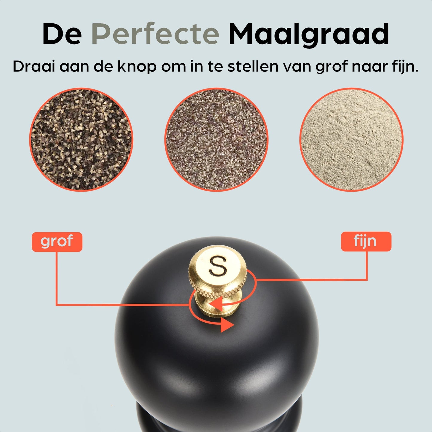 Zwarte houten pepermolen en zoutmolen met goudkleurige doppen, geplaatst op een zwarte standaard met het merk 'hermanos'. Inclusief vier vervangende doppen voor keukengebruik.