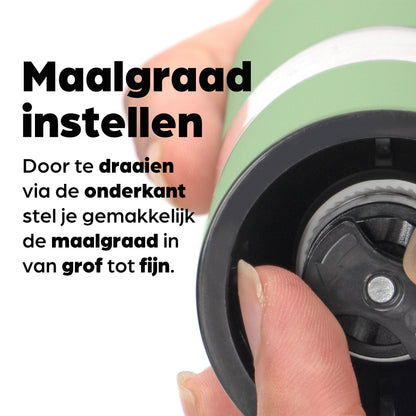 Groene hermanos elektrische pepermolen en zoutmolen met transparante cilinders, gevuld met kleurrijke peperkorrels en roze zoutkristallen, speciaal ontworpen voor moderne keukens en gourmet kookplekken.