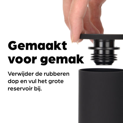 Zwart, cilindrisch pepermolen en zoutmolen van Hermanos, met transparante delen voor peperkorrels en roze zout. Ideaal voor moderne keukens en gourmet kookplekken.
