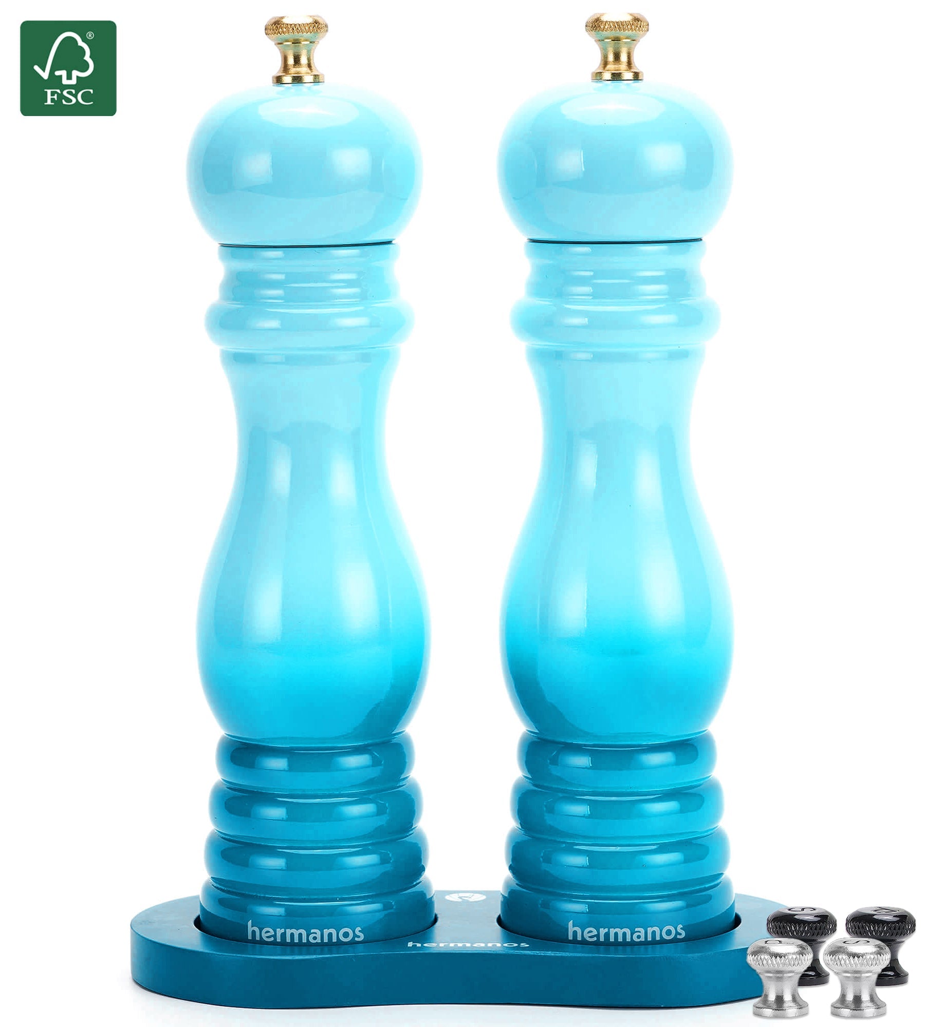 Blauwe houten pepermolen en zoutmolen met goudkleurige doppen, geplaatst op een blauwe standaard met extra doppen. Geschikt voor keukengereedschap en kookaccessoires.