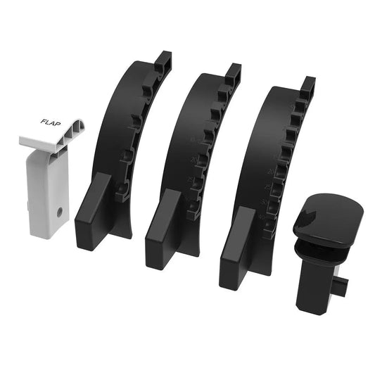 Zwart plastic kabelschoen met afmetingen van 10 tot 40 mm, geplaatst naast een witte flap en een zwarte afsluiting, geschikt voor kabelorganisatie in kantoor- en huishoudelijke toepassingen.