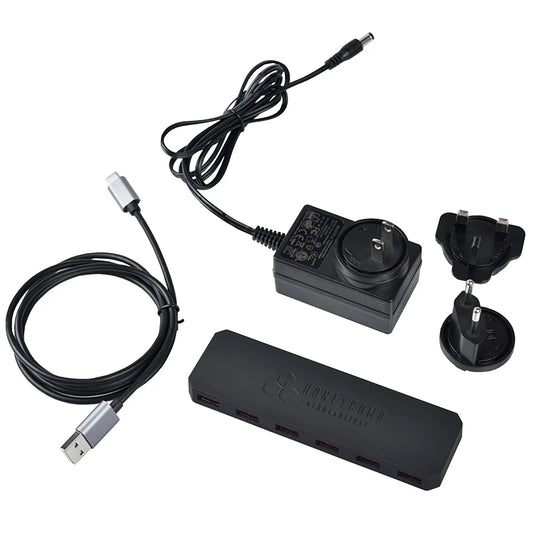 Zwart USB-oplaadstation met meerdere poorten, bijgeleverd met kabel en Europese stekker. Geschikt voor vliegtuig- en vliegkamerapparatuur.