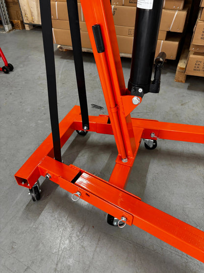Een robuuste, oranje HDK Tools kraan met zichtbare ton-aanduidingen en een metalen haak, geschikt voor zware opstelling in een werkplaats of magazijn. Pro-grade, stabiele constructie voor professioneel gebruik.