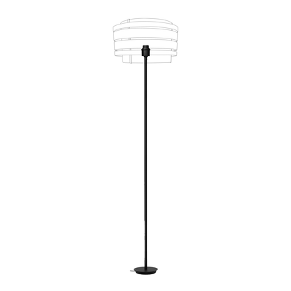 Een moderne, zwarte vloerlamp met een gestreepte, witte kap en een dunne steel, ideaal voor minimalistische interieurs. Perfect voor woonkamer- of slaapkamerverlichting.