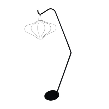 Een zwart, minimalistisch vloerlampenstandaard met een elegante boogvormige steel en een ronde voet, ontworpen voor moderne interieurs. De lamp heeft een lichtgevende, gestileerde kap met een geometrisch patroon, ideaal voor sfeerverlichting in woon- of werkkamers.