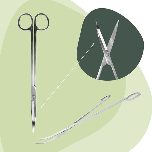 Zilverkleurige chirurgische schaar met scherpe, glanzende bladen en ronde handgrepen. Gebruik voor precisie in medische procedures of kledingverzorging.