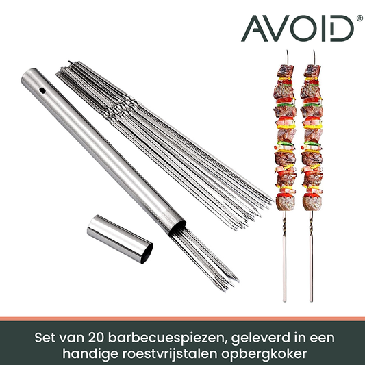 Zilverkleurige, glanzende grillspiesjes met een houten kookstokje, klaar voor barbecue. Een set van twaalf stukken, perfect voor grillen en buitenkoken.