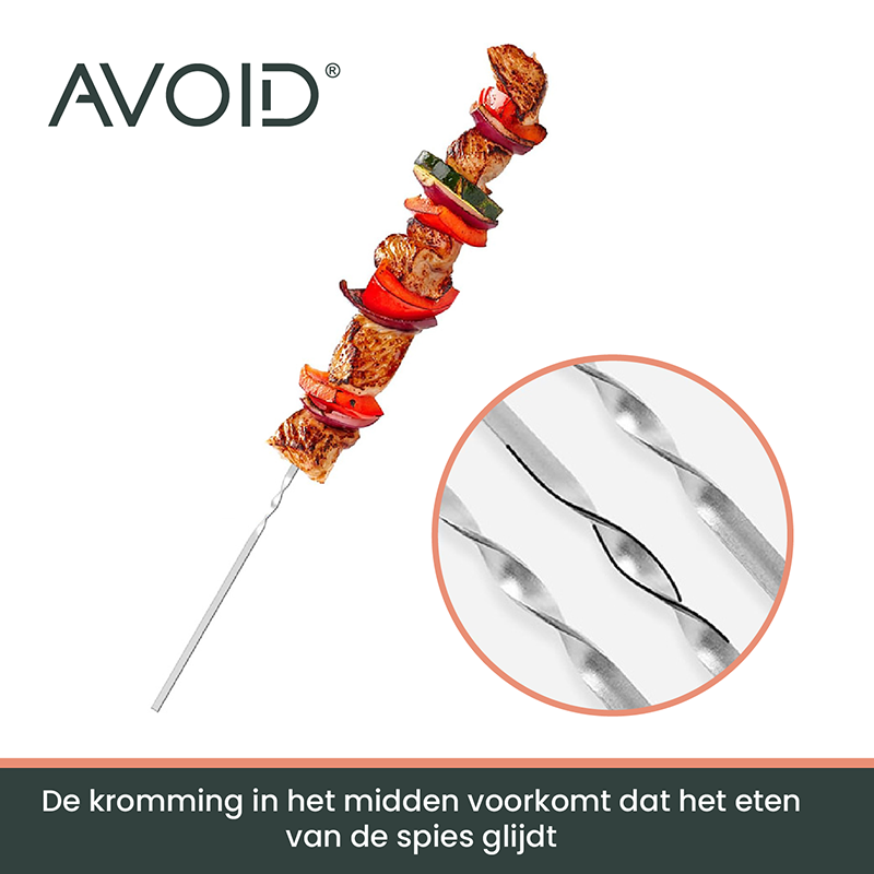 Zilverkleurige, glanzende grillspijker met gegrilde vleesstukken en groenten, naast een set van twaalf identieke spijkers. Ideaal voor barbecueën en grillavonden.
