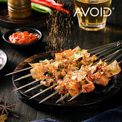 Zilverkleurige, glanzende grillspiesjes met een gegrilde kipvleeskebab en een compacte, metalen houder. Perfect voor barbecueën en grillavonden met hoge kwaliteit en gemak.