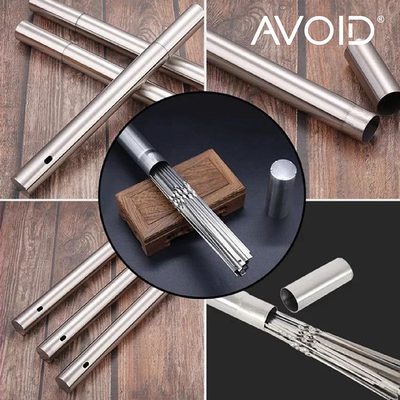 Zilverkleurige, glanzende grillspiesjes met een houten keukenhulpmiddel voor barbecue. Een spits met gegrilde vleesstukken en groenten, perfect voor buitenkeuken en grillavonden.