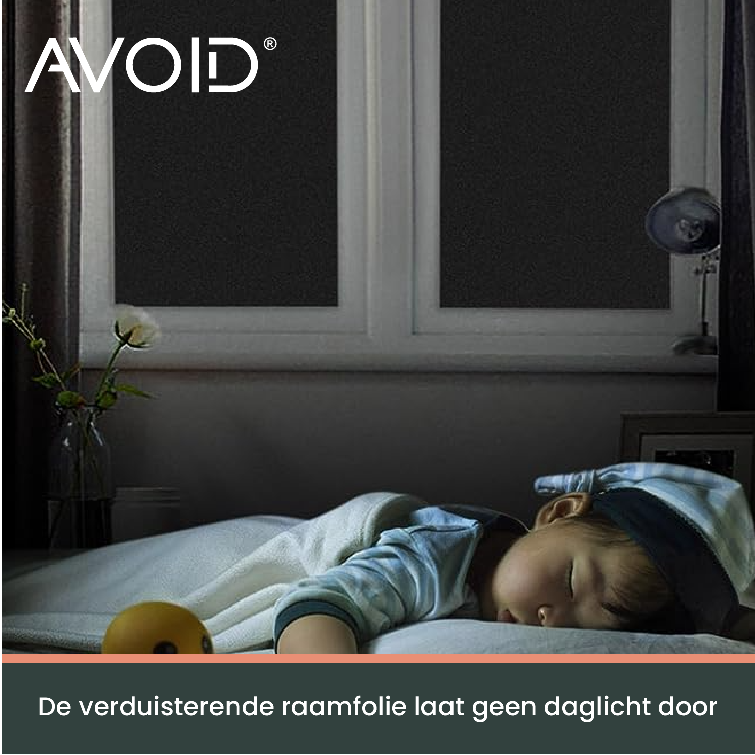Zwart, mat glasfolie op een wit raamkozijn, zacht verlicht door natuurlijk daglicht. Perfect voor privacy en zonbescherming in woon- en kantoorruimtes.