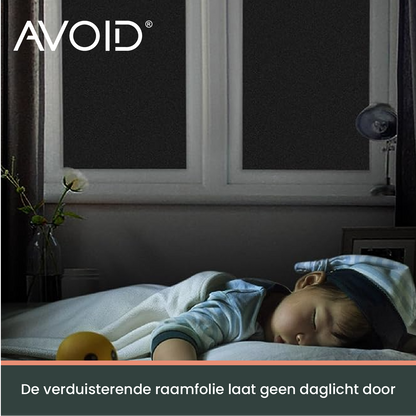 Zwart, mat glasfolie op een wit raamkozijn, zacht verlicht door natuurlijk daglicht. Perfect voor privacy en zonbescherming in woon- en kantoorruimtes.