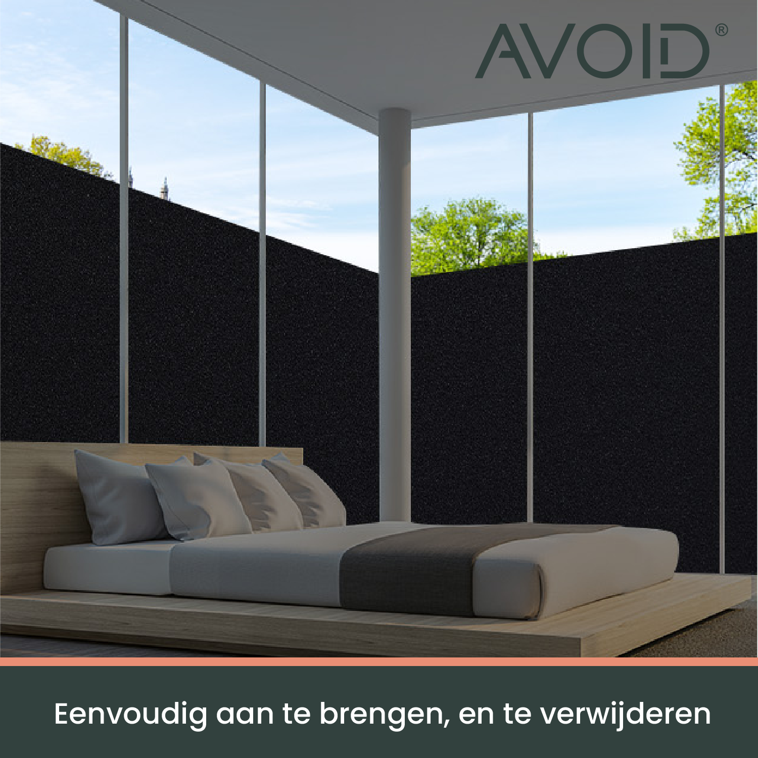 Zwart, mat glasfolie op een wit raamkozijn, zacht gefilterd zonlicht en groene bomen op de achtergrond. Perfect voor privacy en zonbescherming in woon- en kantoorruimtes.