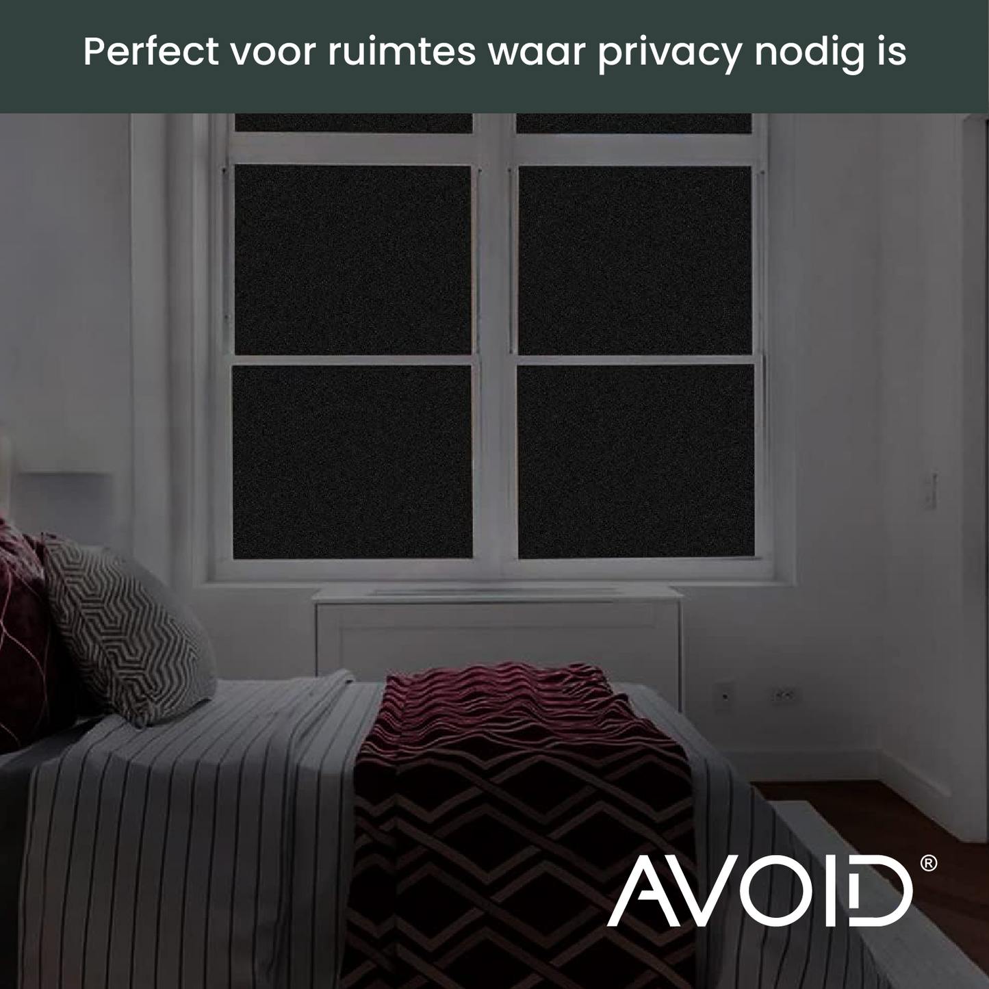 Zwart, mat glasfolie op een wit raamkozijn, zacht afgebeeld tegen een groene, onscherpe achtergrond. Ideaal voor privacy en zonbescherming in woon- en kantoorruimtes.