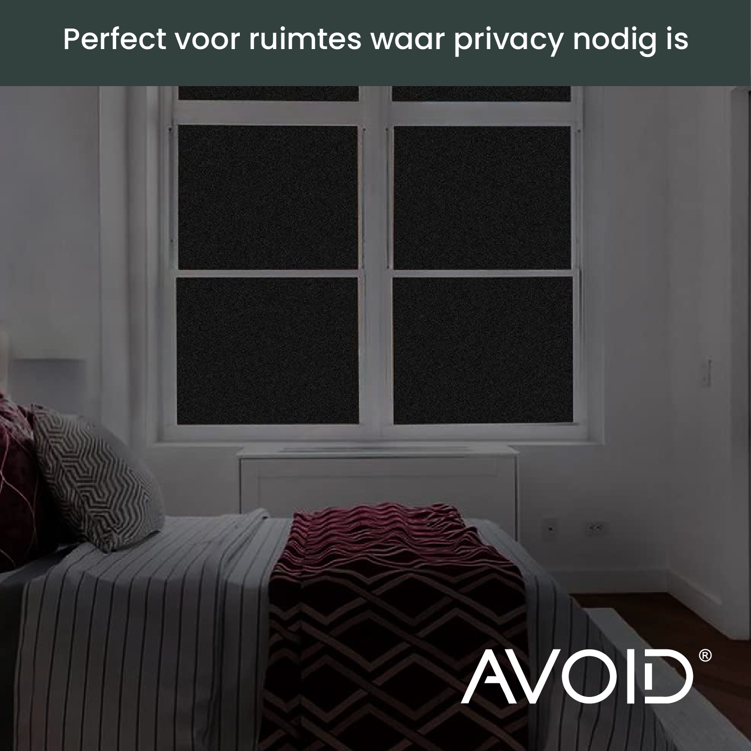 Zwart, mat glasfolie op een wit raamkozijn, zacht afgebeeld tegen een groene, onscherpe achtergrond. Ideaal voor privacy en zonbescherming in woon- en kantoorruimtes.