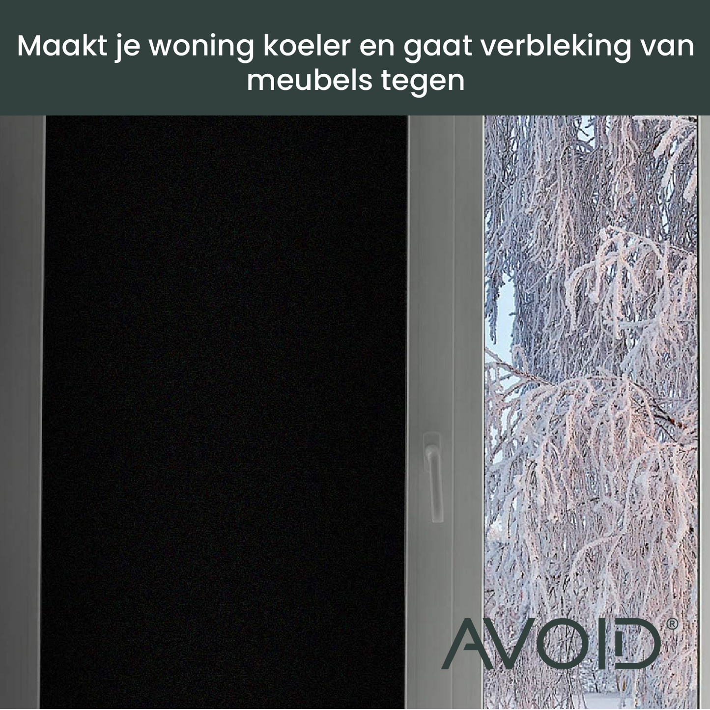 Zwarte vensterfolie op een wit kozijn, zacht mat en volledig transparant voor zonlicht. Perfect voor privacy en zonbescherming in woon- en kantoorruimtes.