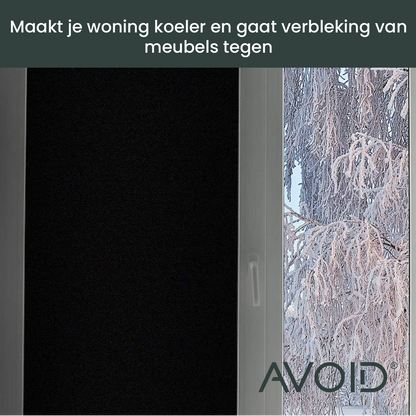 Zwarte vensterfolie op een wit kozijn, zacht mat en volledig transparant voor zonlicht. Perfect voor privacy en zonbescherming in woon- en kantoorruimtes.