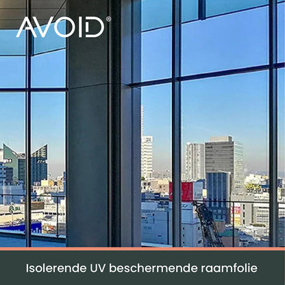 Een witte raamlijst met een transparante, zachtgele glazenfolie voor privacy. De folie biedt zichtbescherming en is geschikt voor ramen en glazen deuren.