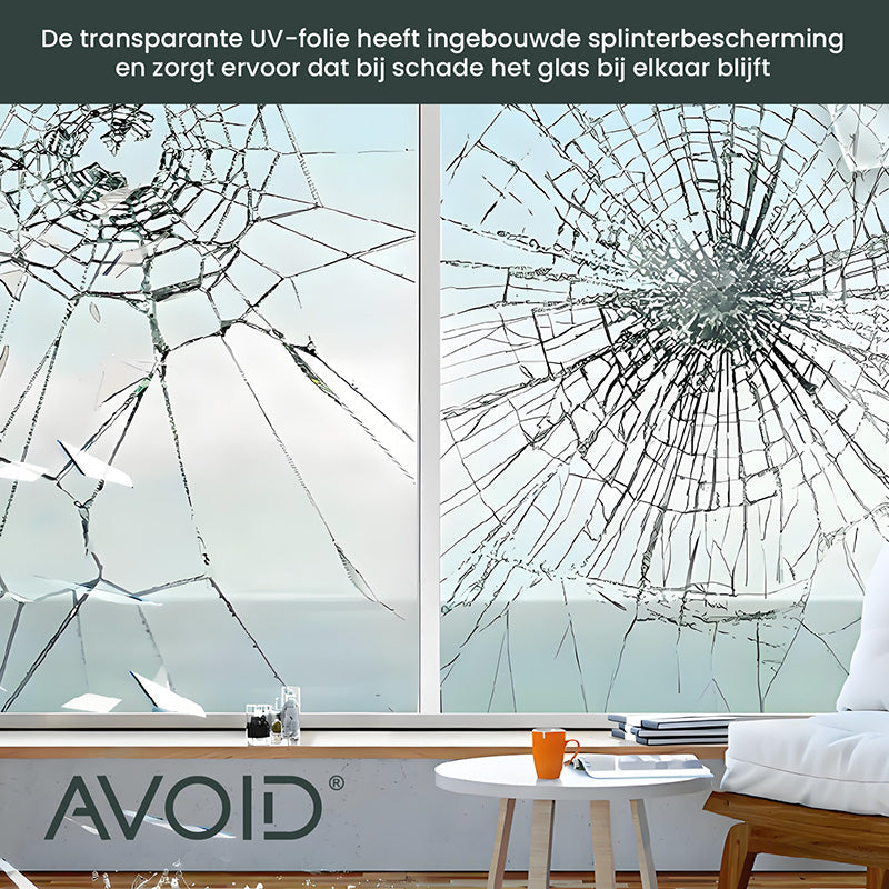 Een witte raamlijst met een transparante, glazen paneel dat zacht natuurlijk licht laat door. De achtergrond toont een onscherpe groene tuin, ideaal voor energiezuinige ramen en zonnige woningverbouwing.